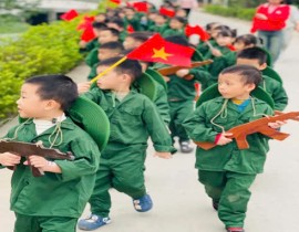 Bé làm chú bộ đội
